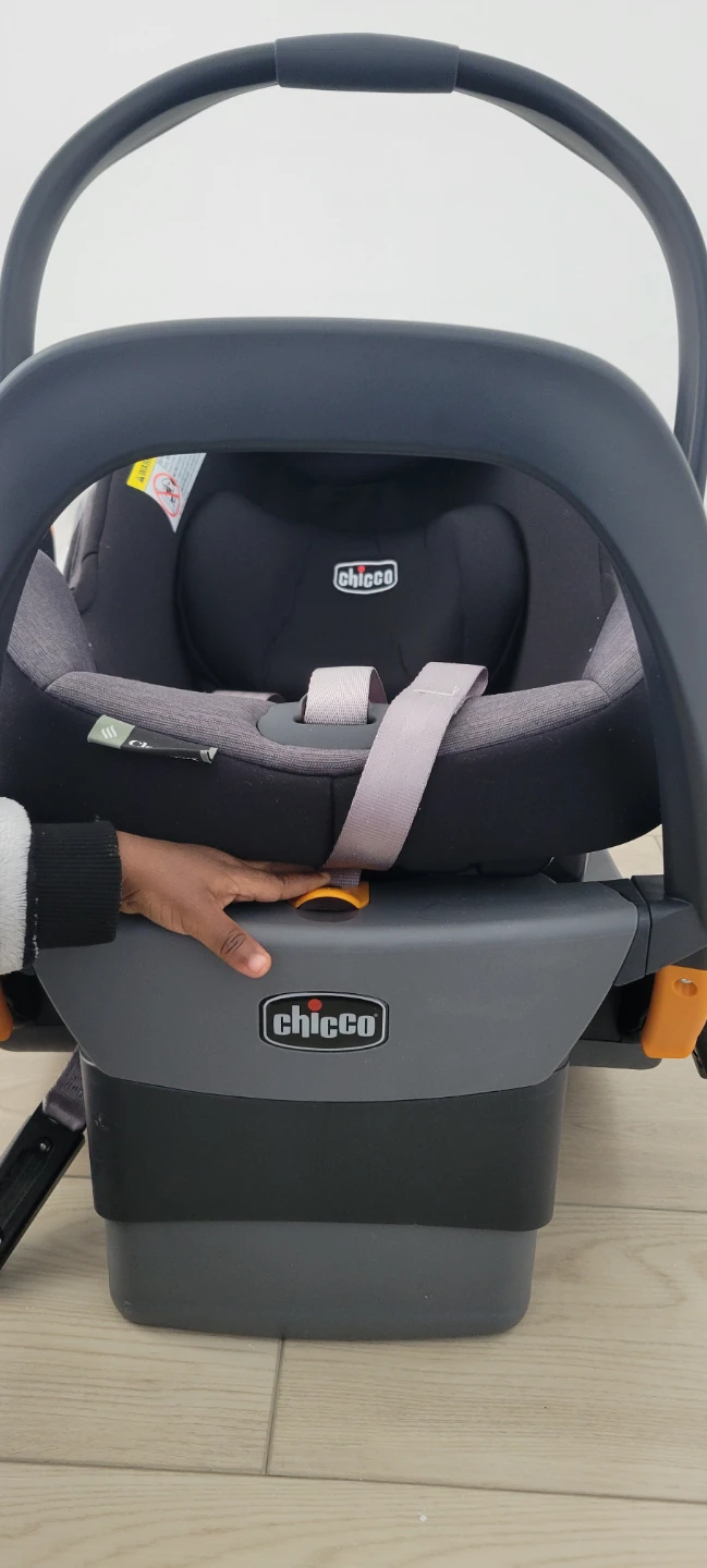 Chicco Infant Car Seat + Base. NEVER USER!