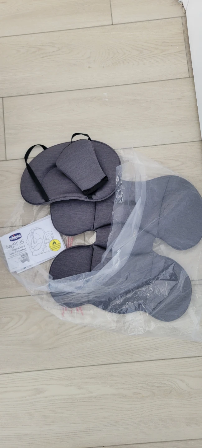Chicco Infant Car Seat + Base. NEVER USER! - photo 2