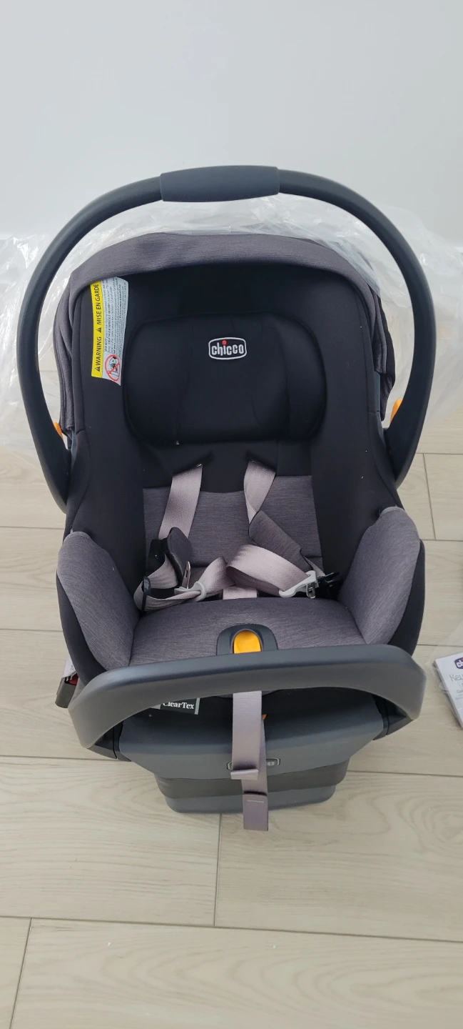 Chicco Infant Car Seat + Base. NEVER USER! - photo 3