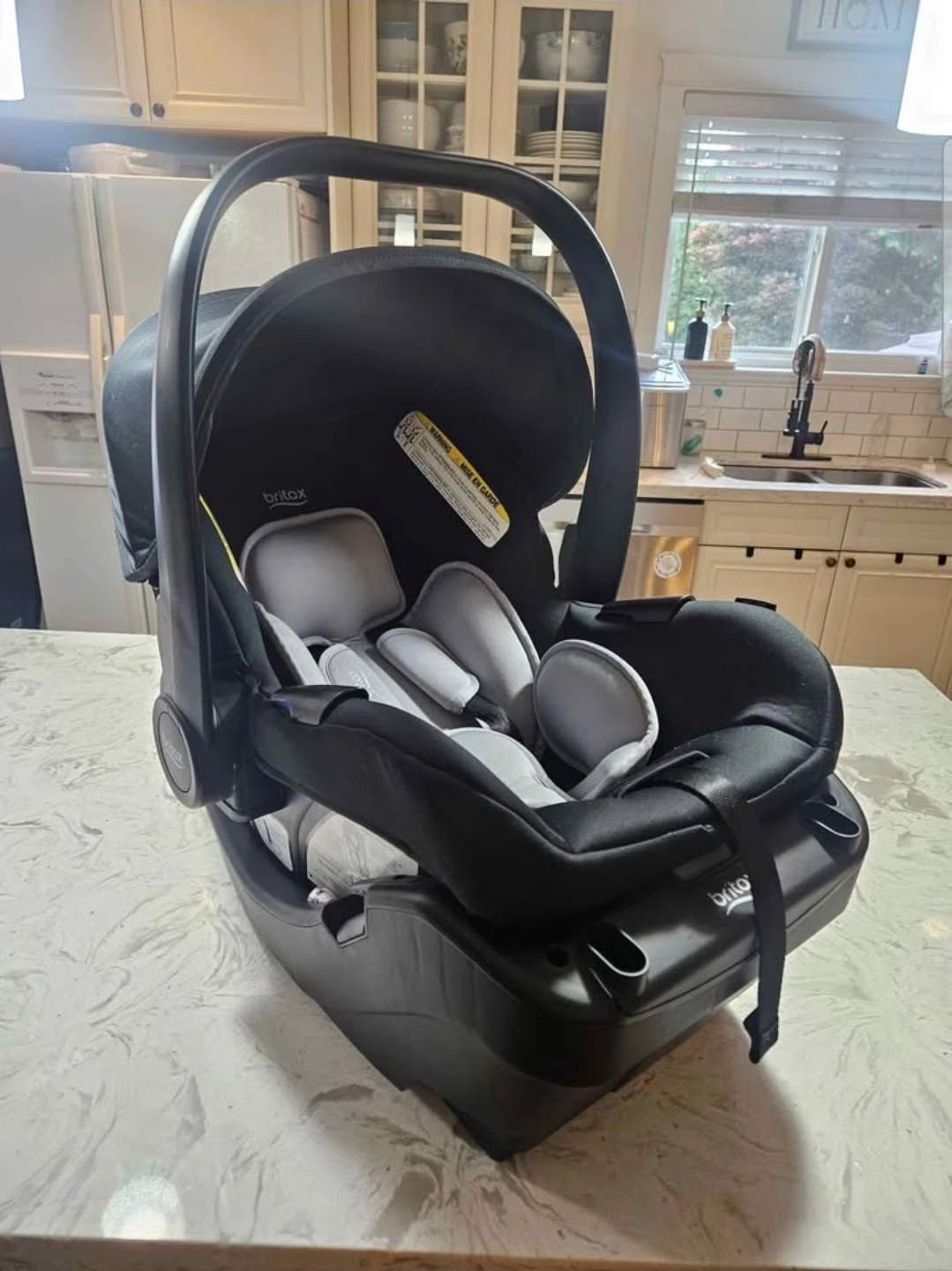 Britax Willow carseat + base - photo 2