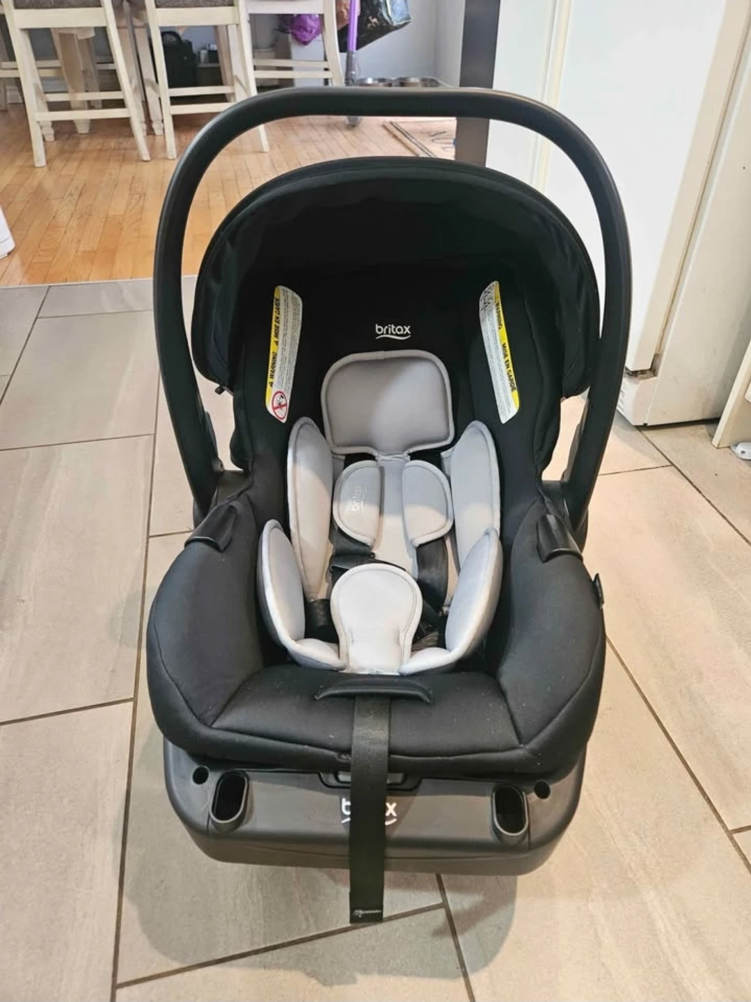 Britax Willow carseat + base - photo 4
