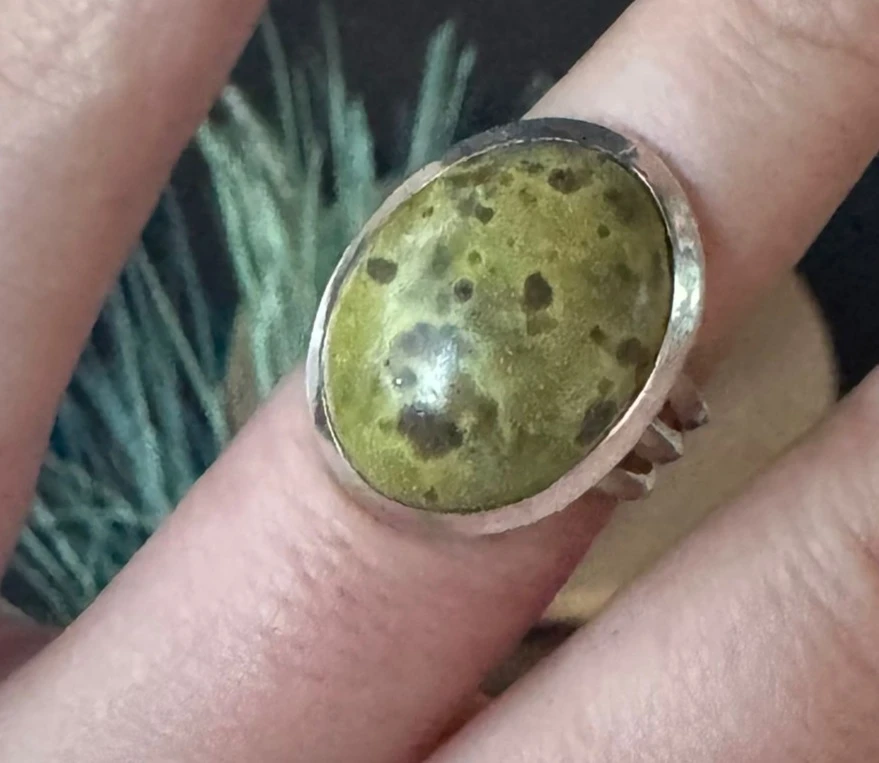 Silver and Green Stone Ring - photo 3