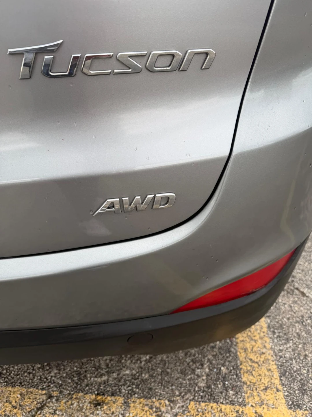 2012 Hyundai Tucson AWD SUV 4200 negociable - photo 2