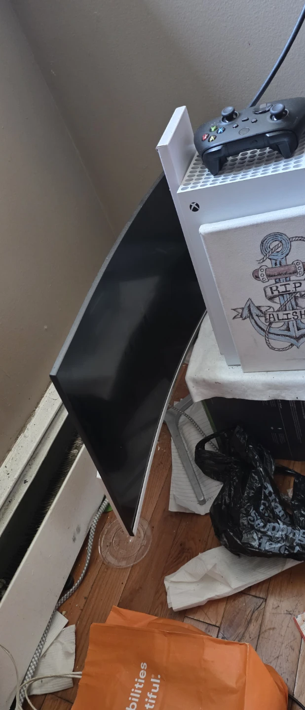 Curved gowfolk computer monitor