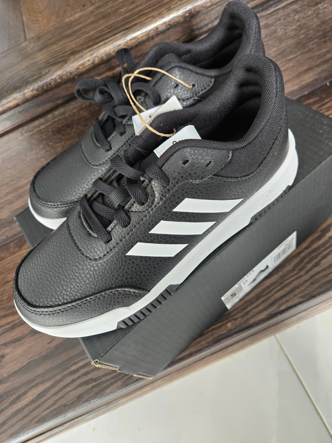 Adidas Boys Size 5 - photo 3