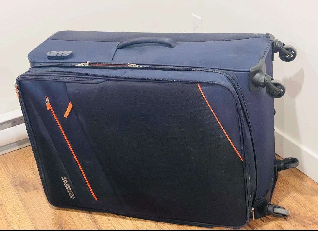 Nice luggage very light and strong  $65 - photo 2