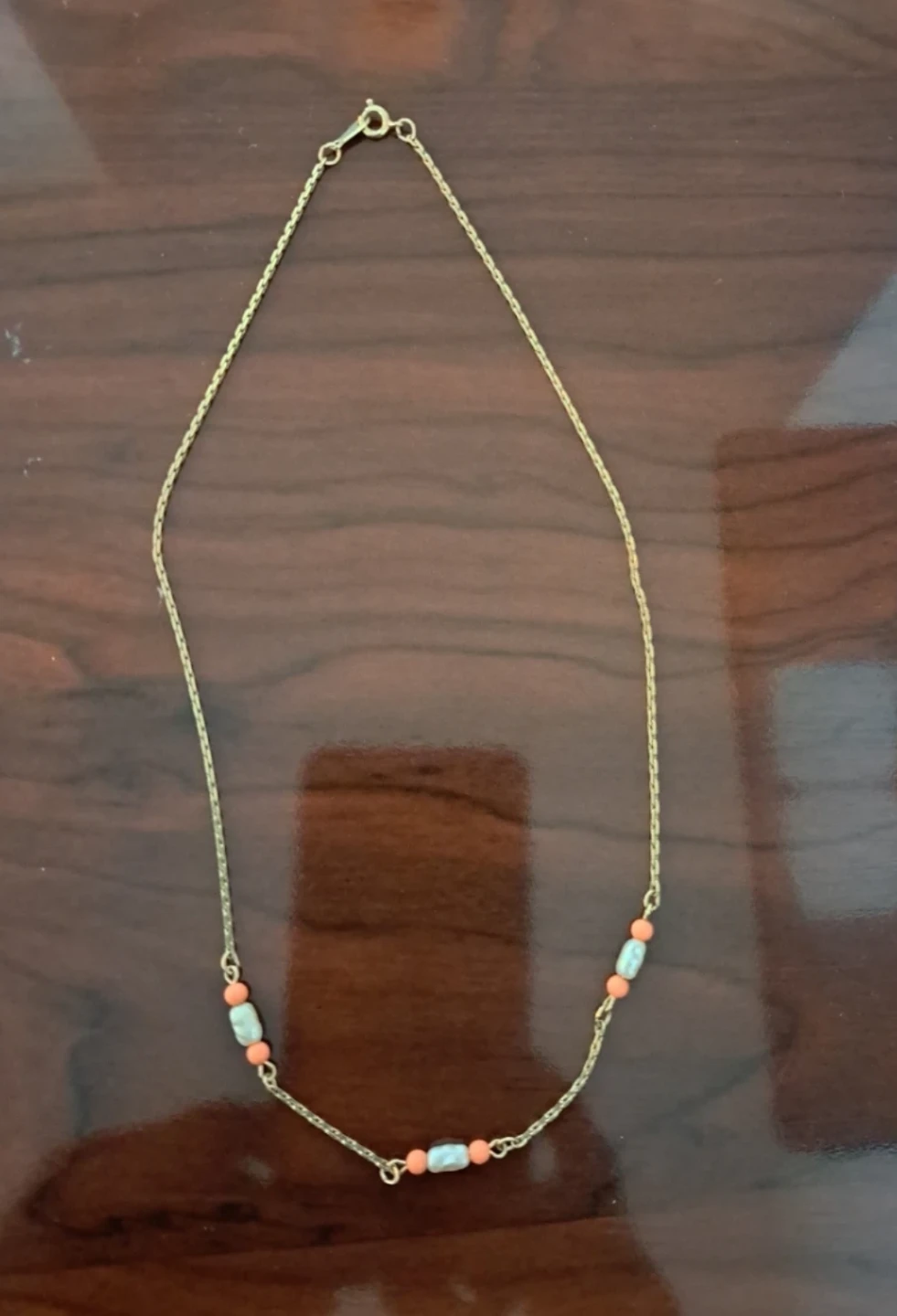 VINTAGE - AVON!! Gold tone necklace with coral and pearl beads