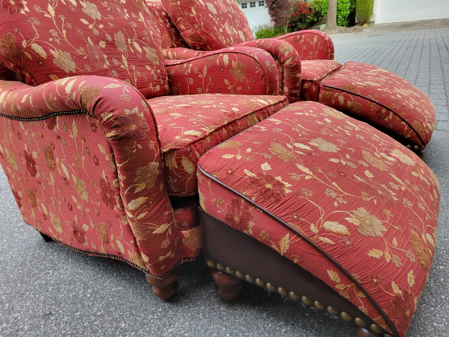 Beautiful Pair of Decor-Rest Armchairs & Matching Ottomans - photo 4