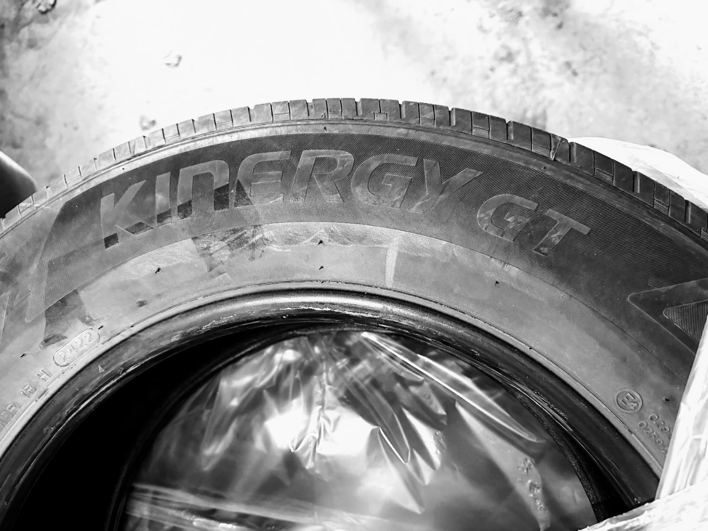 4 x Hankook Kinergy GT Tires 235/65R17 104H - photo 4