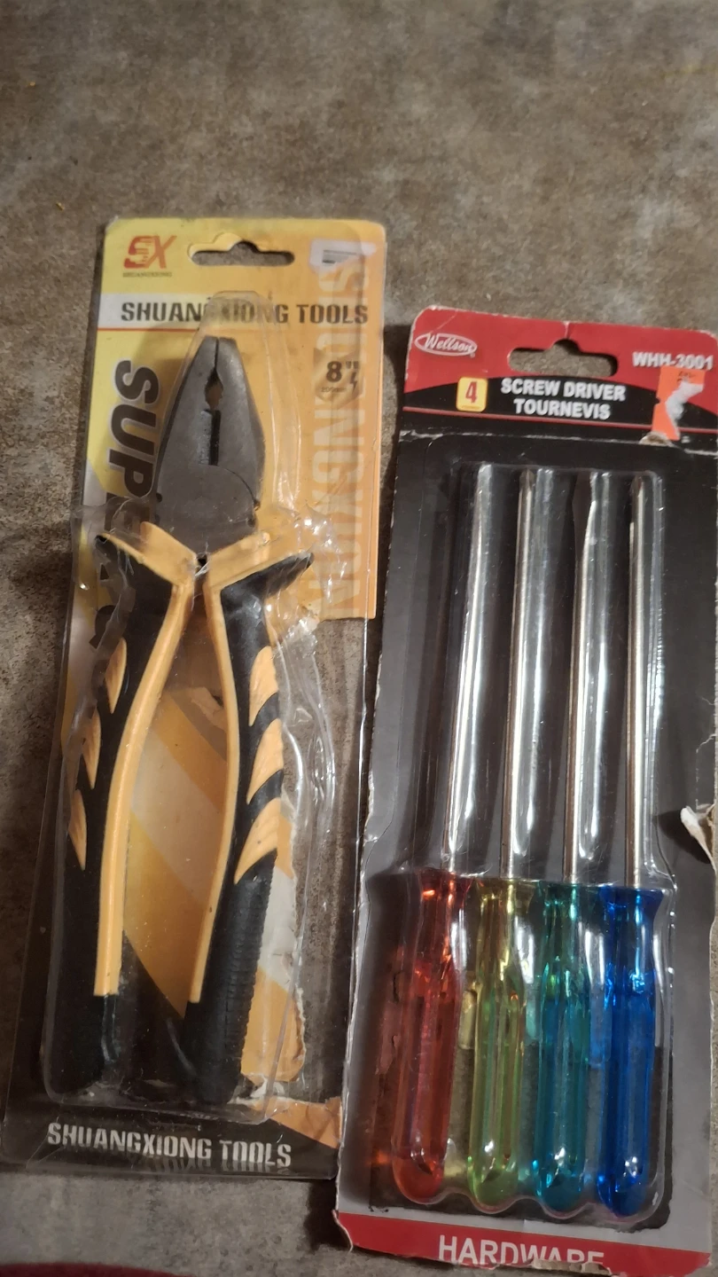 Shuangxiong Tools 8" Pliers and Wellson Screwdriver Set