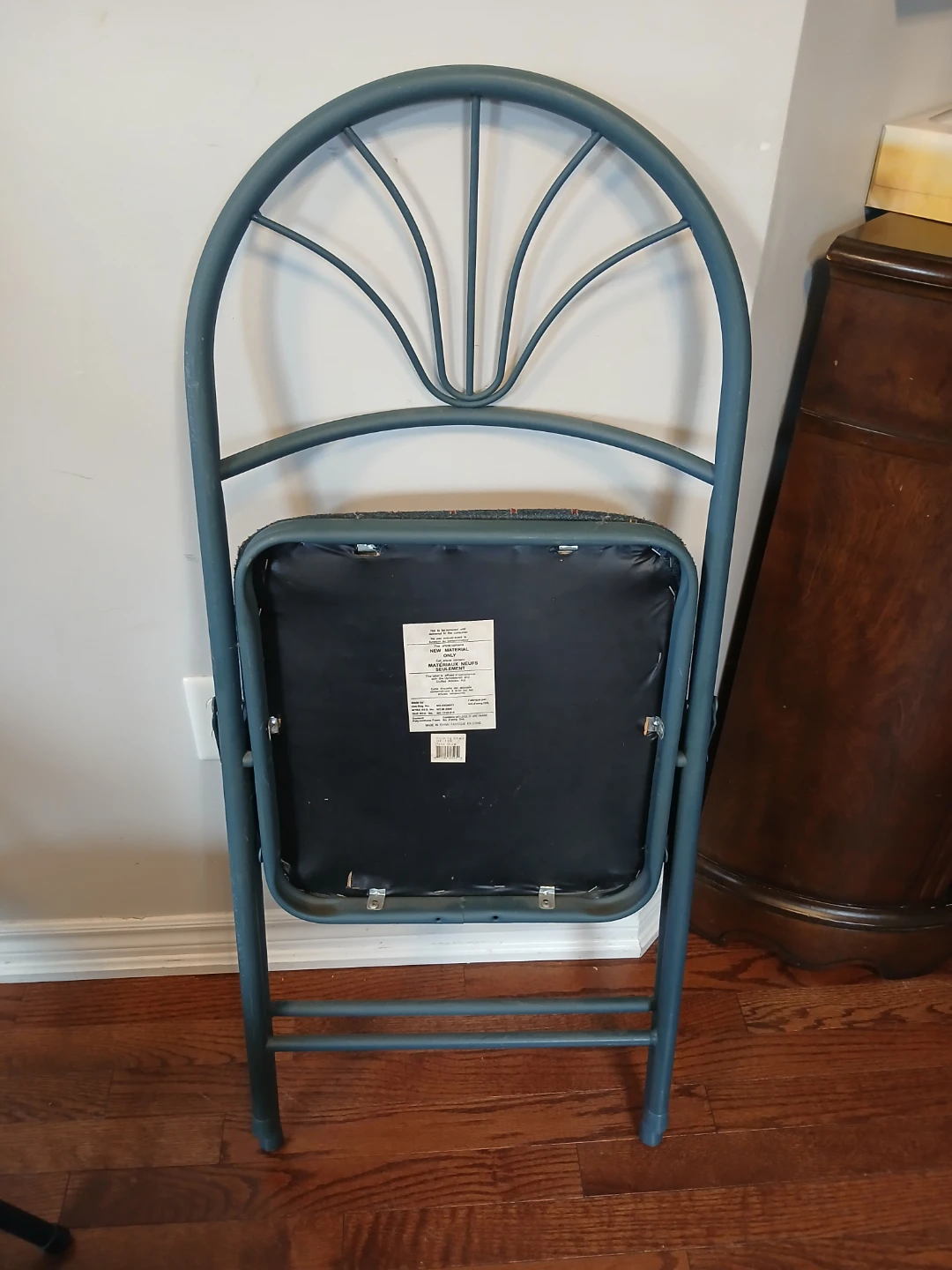 Four Folding Chairs - photo 2
