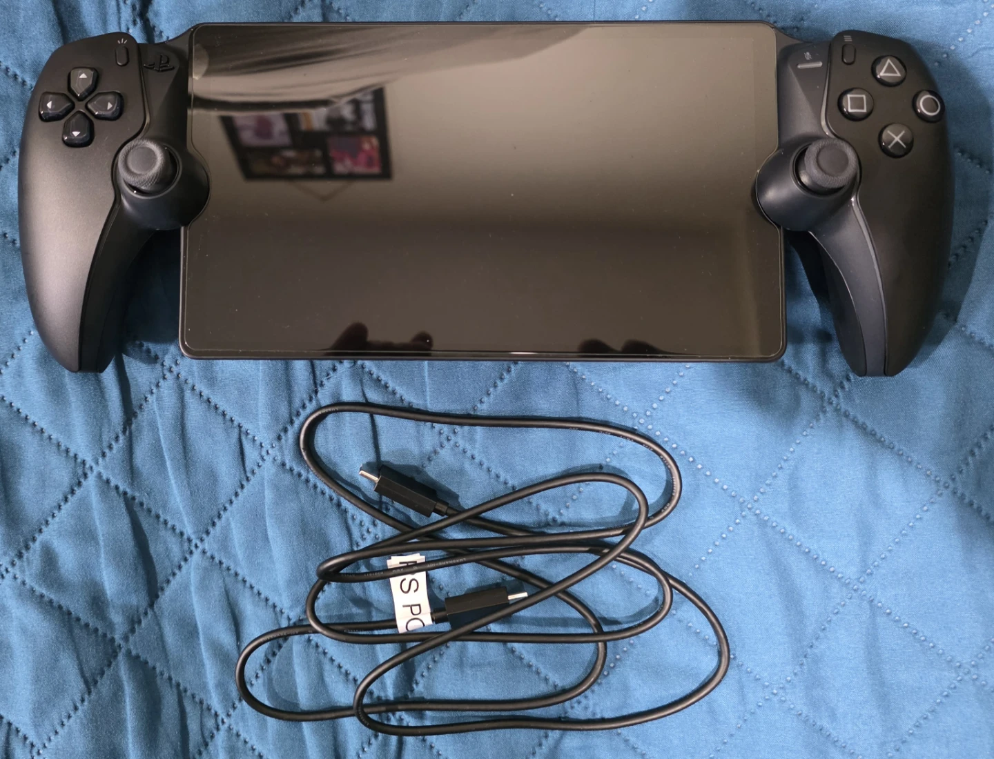 LNIB Playstation Portal With Case And Silicone Skin - photo 3