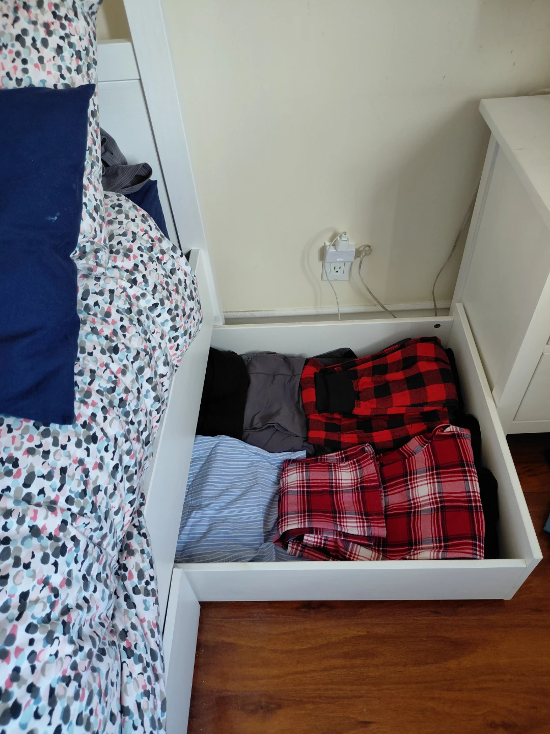 Hemmes MN bed frame queen white stain - photo 5