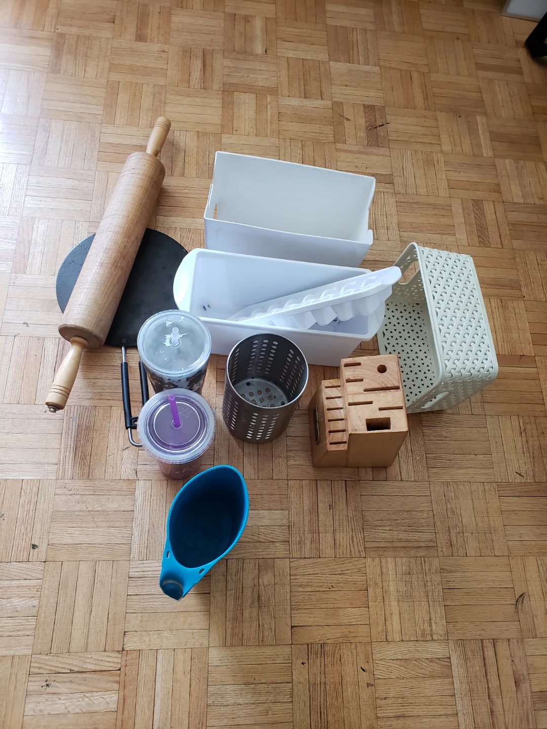 Kitchen Gadgets Lot: Rolling Pin, Ice Cube Tray,