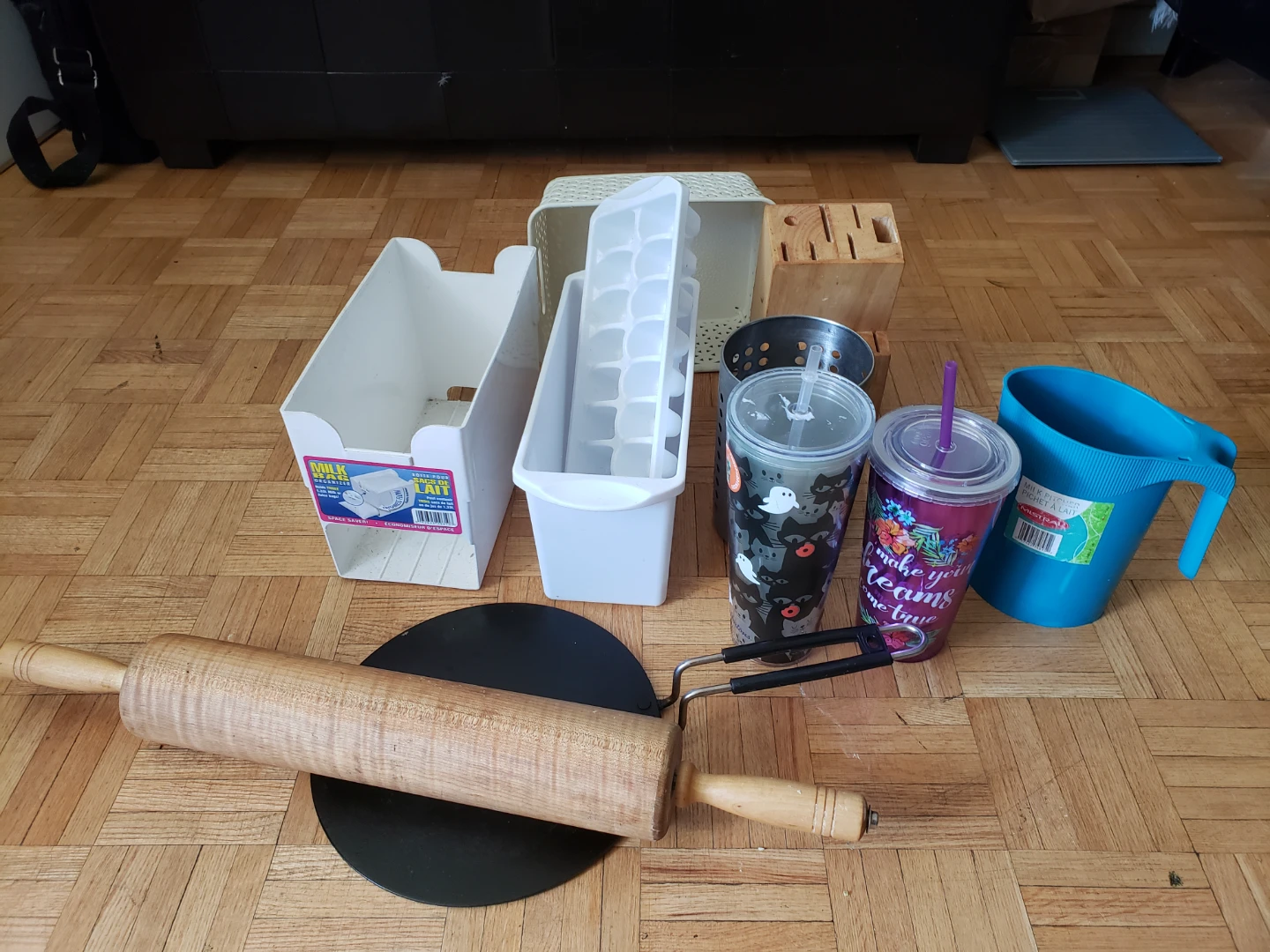 Kitchen Gadgets Lot: Rolling Pin, Ice Cube Tray, - photo 2