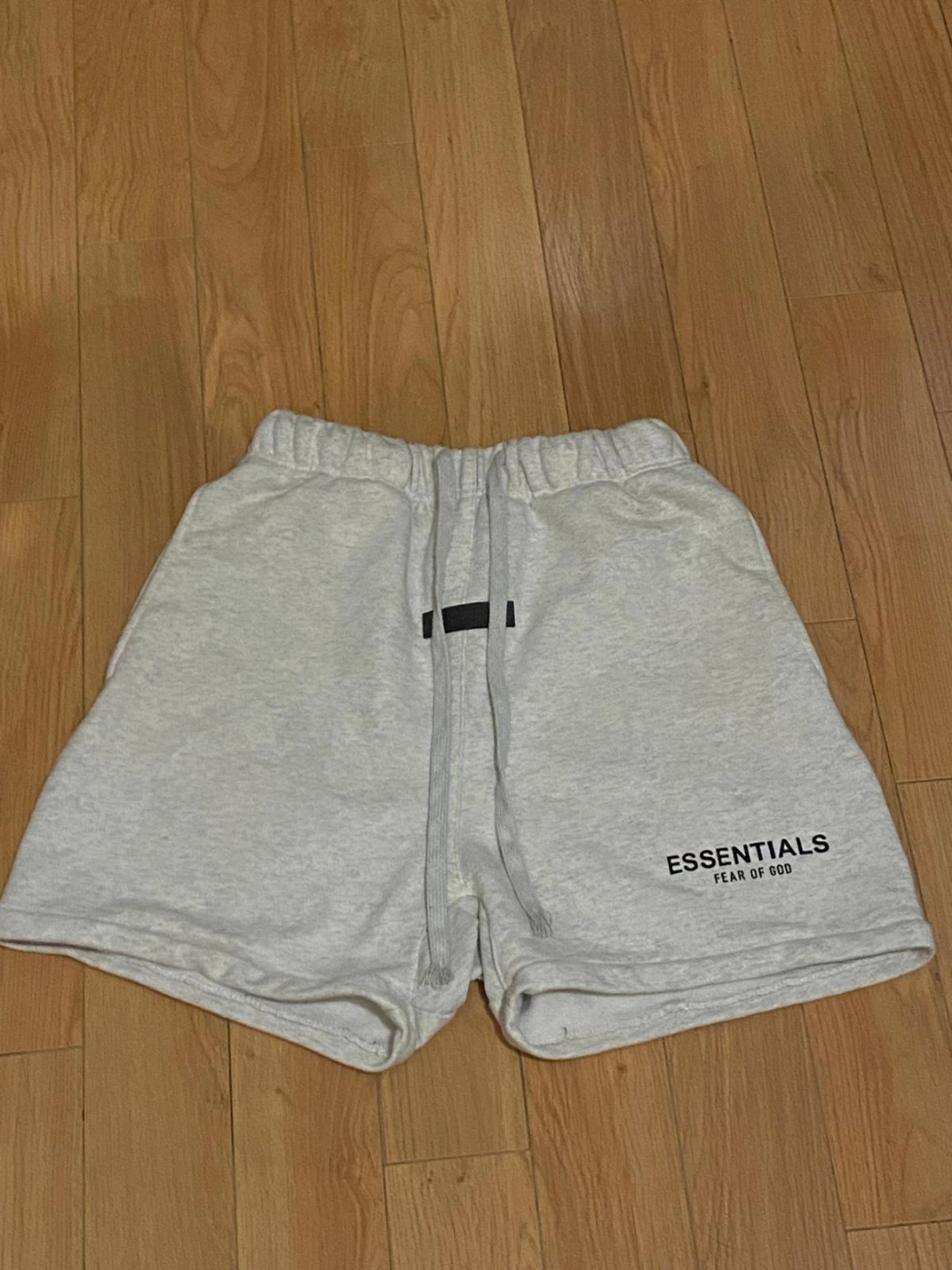 Essentials shorts light oatmeal