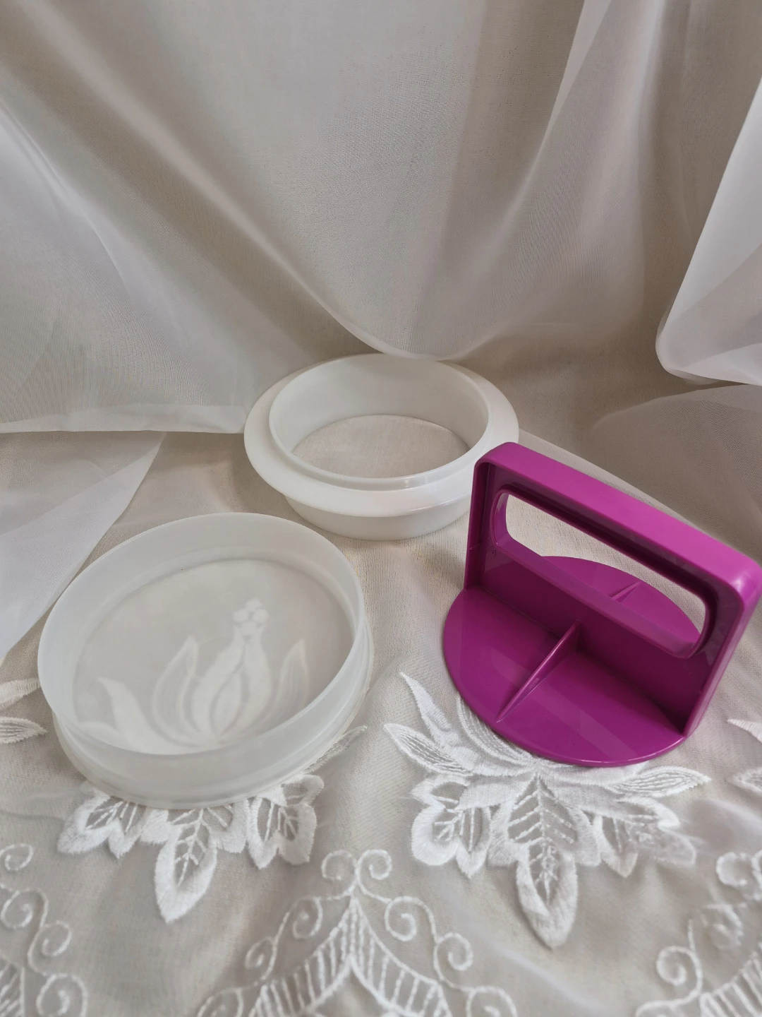 Tupperware 5" Round 3 pc Hamburger Press