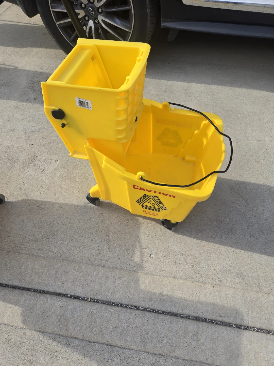 New Rubbermaid Brute Mop Bucket with Wringer