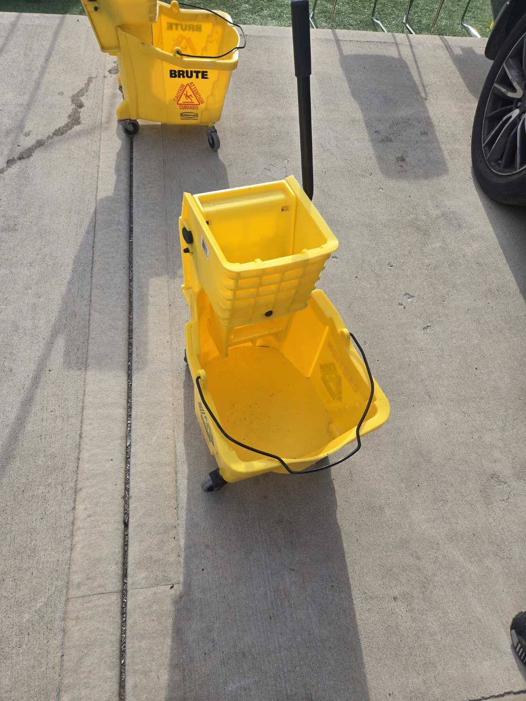 New Rubbermaid Brute Mop Bucket with Wringer - photo 2