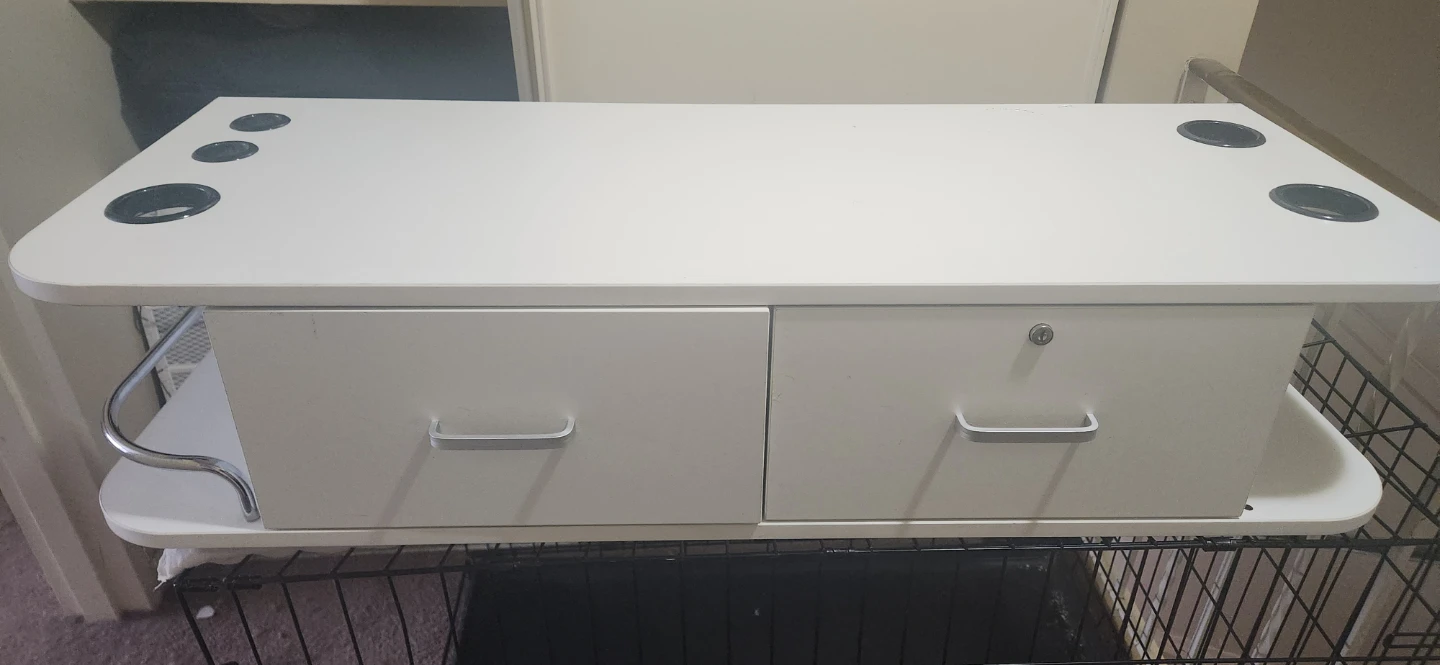 WHITE WALL MOUNTABLE HAIRDRESSING STATION