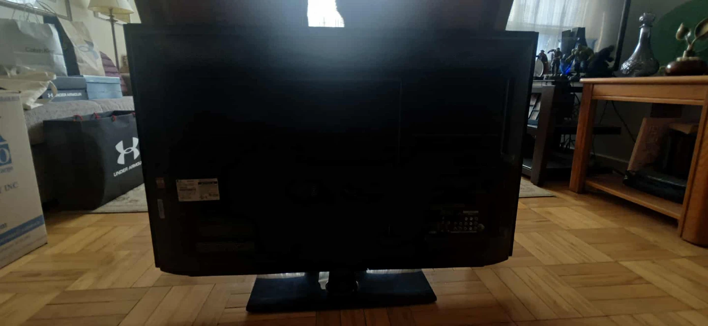 LG Flat Screen TV - photo 2