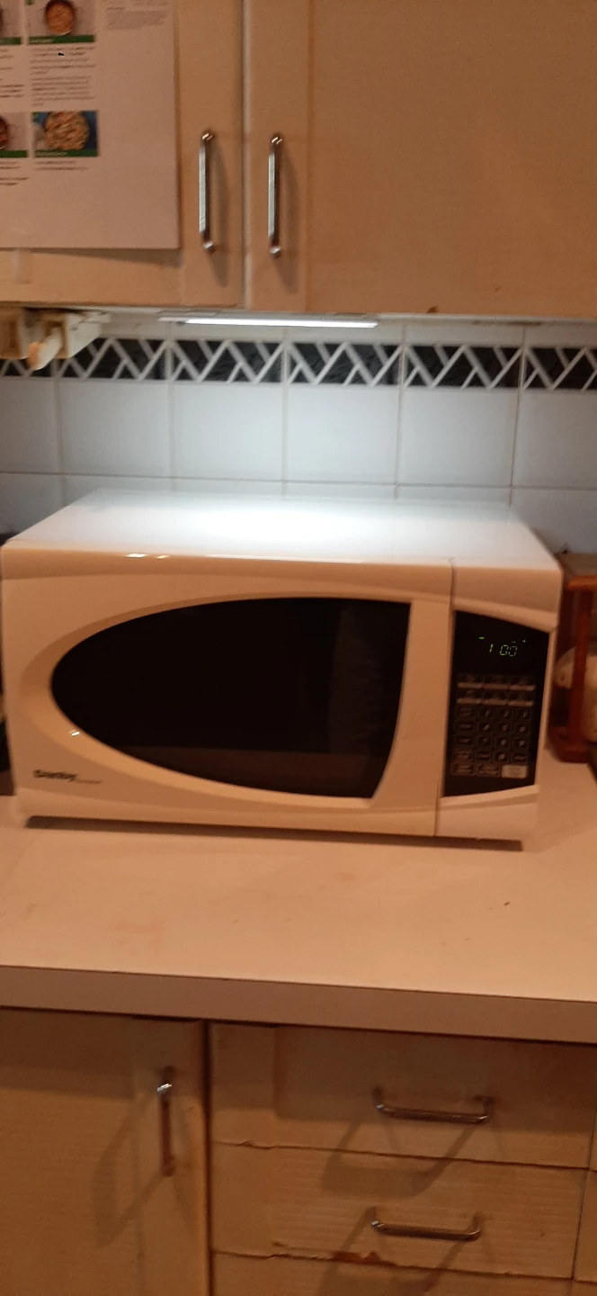 Danby White Countertop Microwave  READ DESCRIPTION ON SIZE