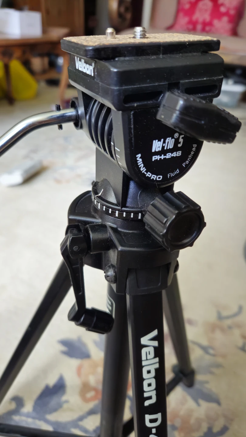 Velbon D-400 Tripod with PH-24B Fluid Head - photo 2