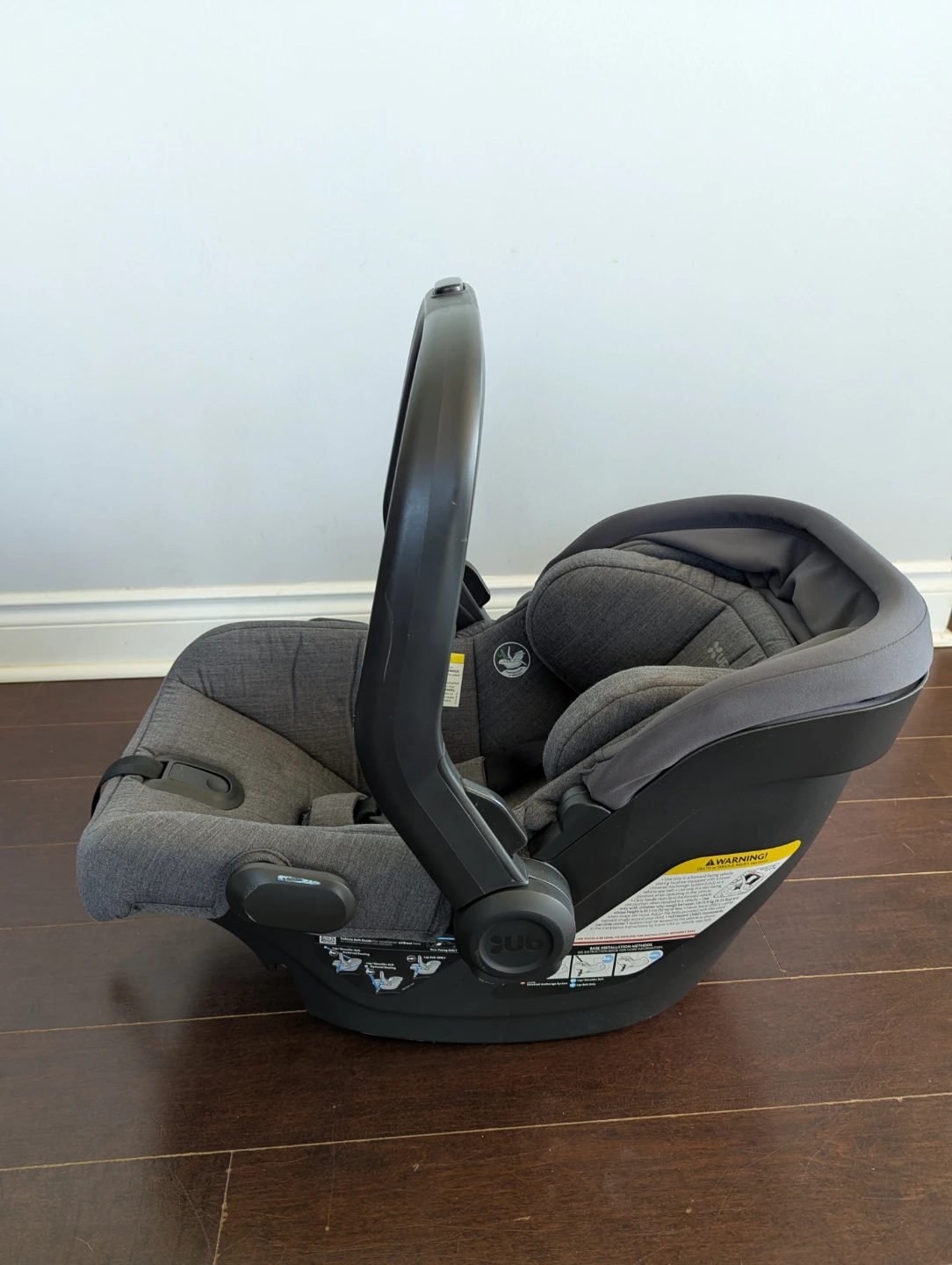 Uppababy Mesa V2 car seat with base in new condition - photo 3