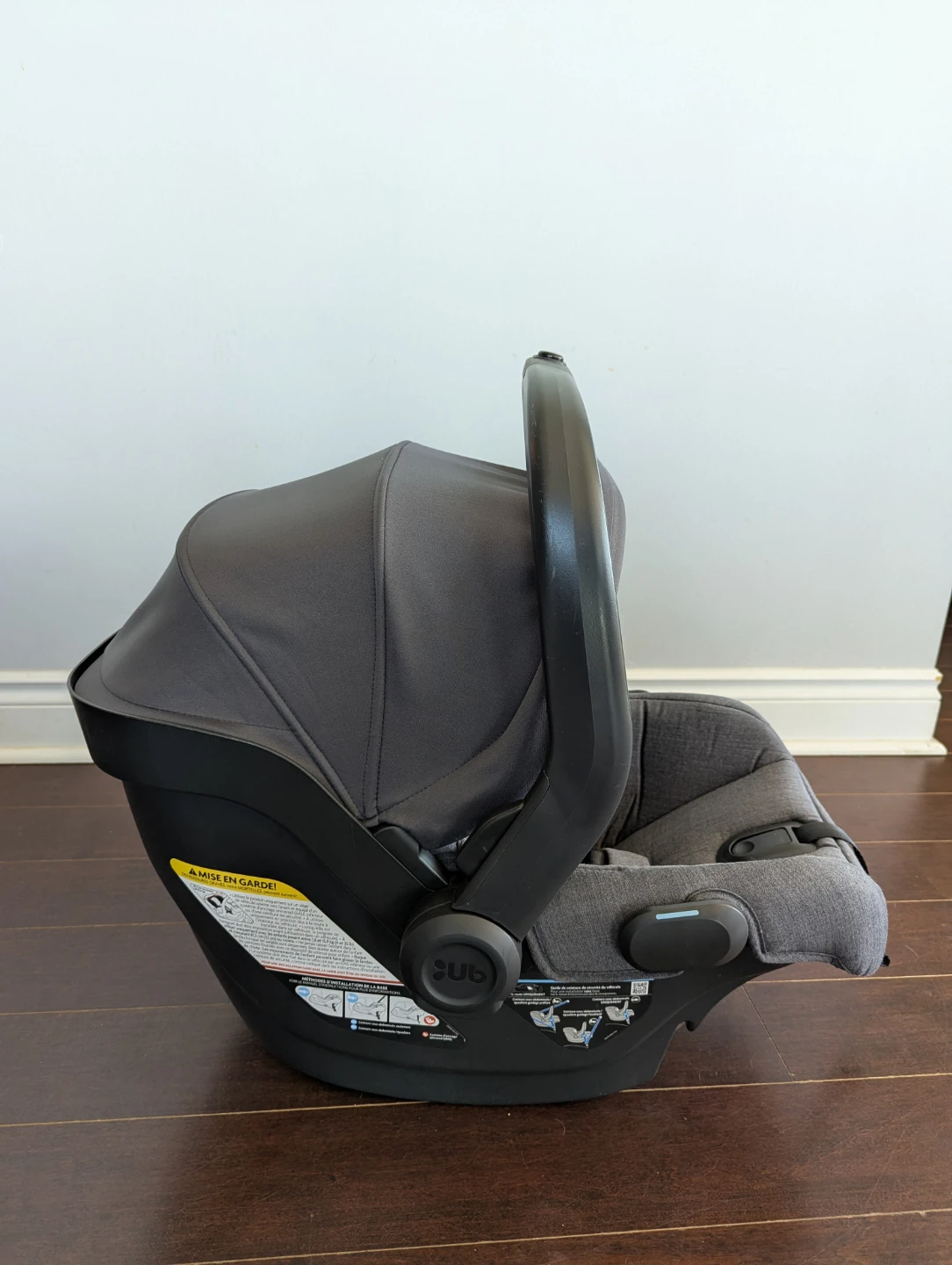 Uppababy Mesa V2 car seat with base in new condition - photo 4