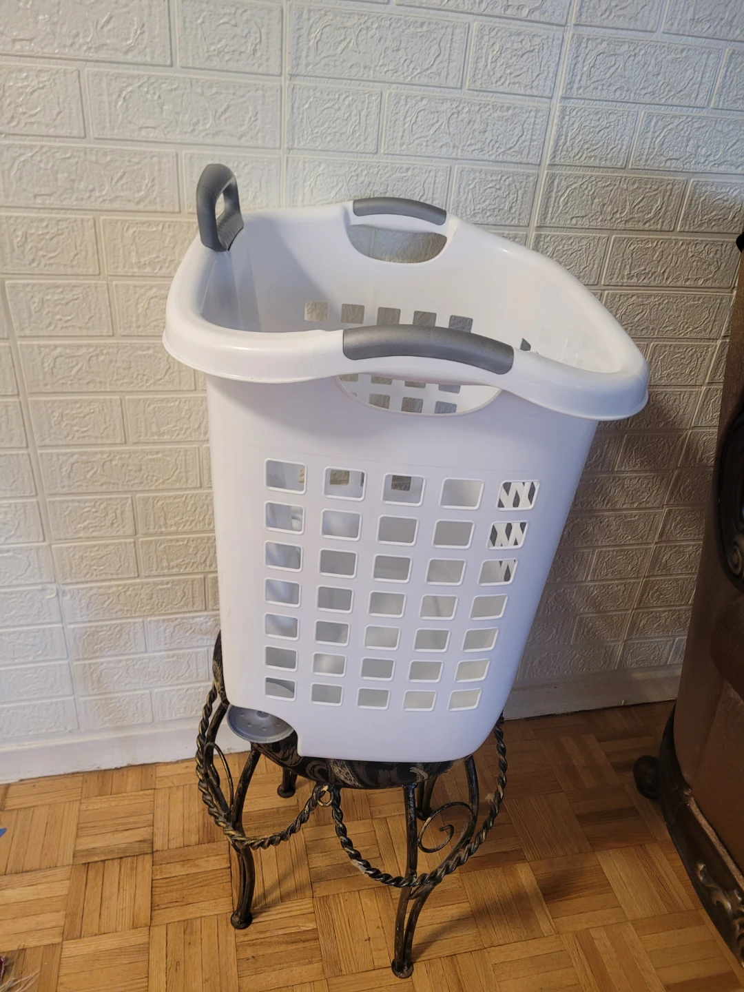 White Laundry basket with Wheels starfrit  $20 - photo 2