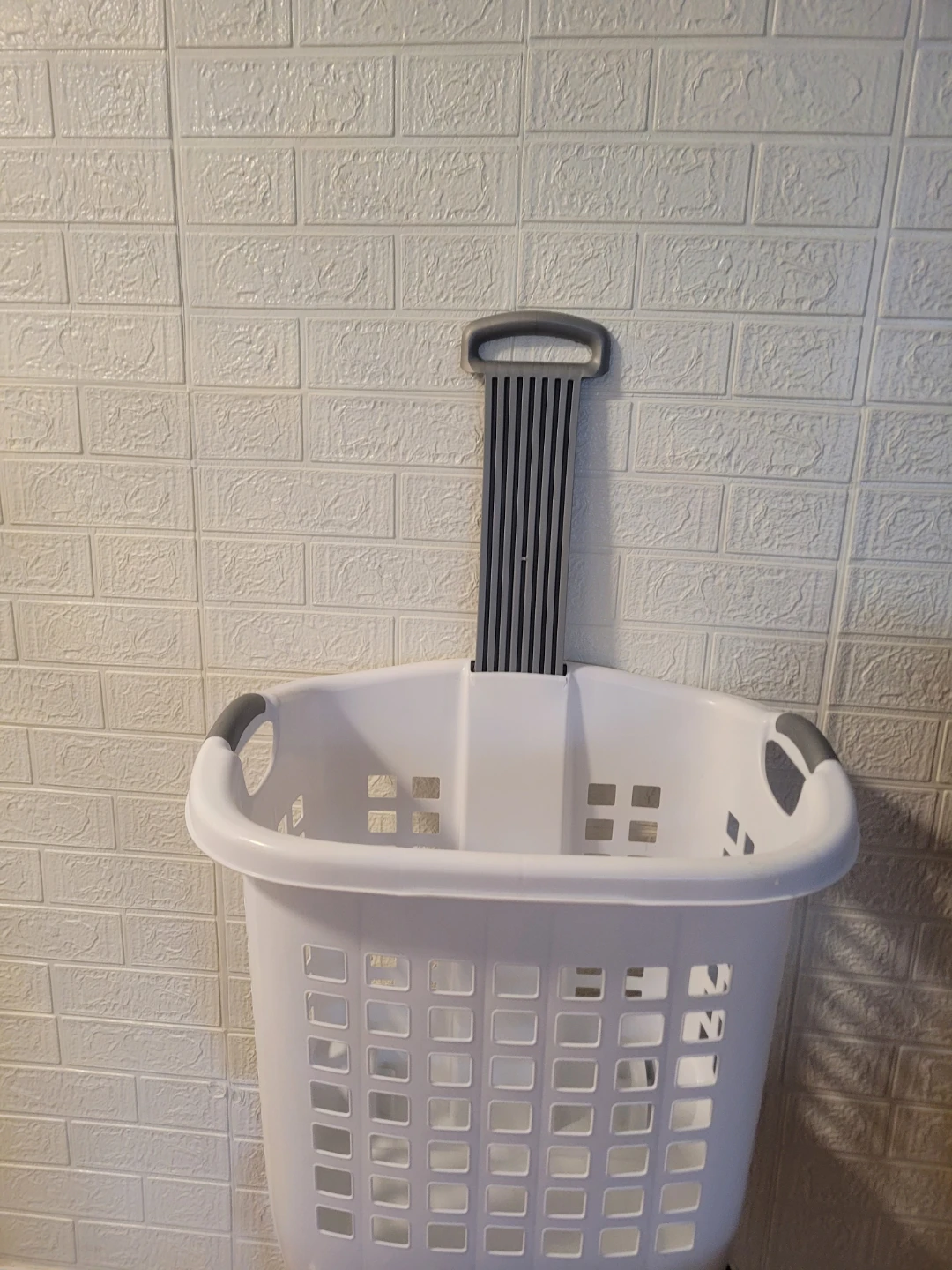 White Laundry basket with Wheels starfrit  $20 - photo 3