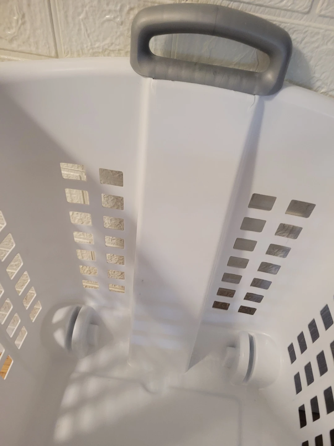 White Laundry basket with Wheels starfrit  $20 - photo 4