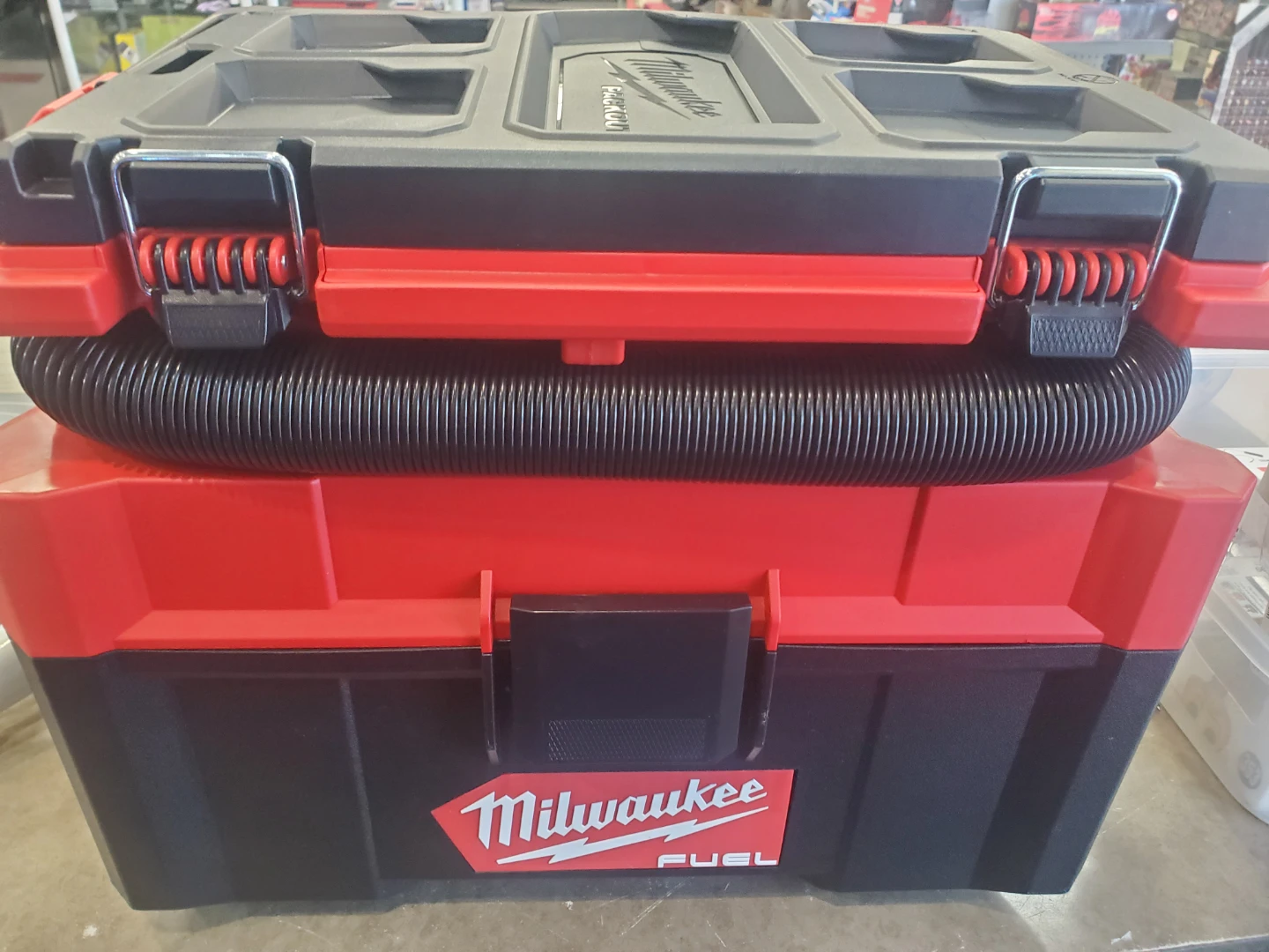 Milwaukee PACKOUT 2.5 Gallon Wet/Dry Vacuum