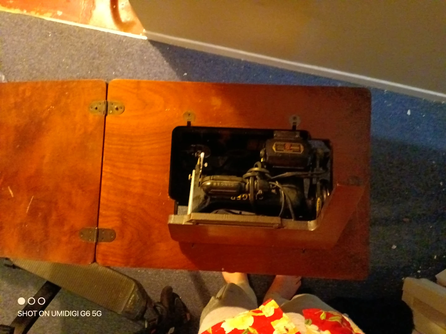 Singer Sewing Machine with Wooden Cabinet - photo 3