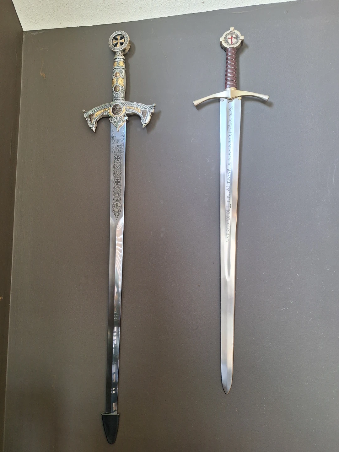 Decorative Swords Wall Mount Set