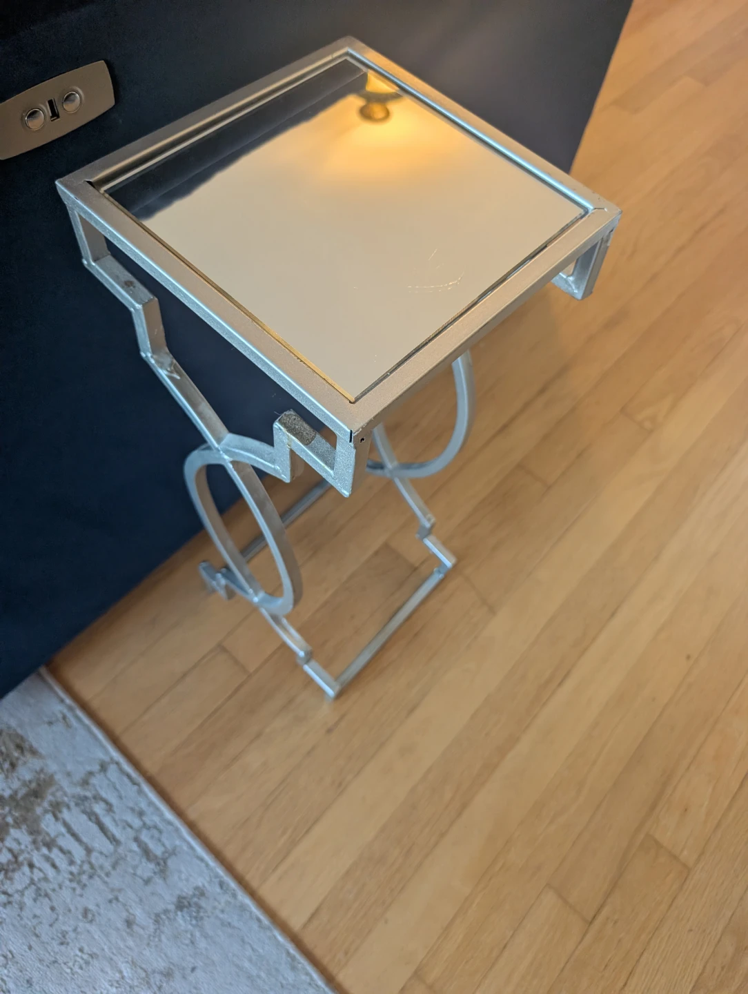 Cute small side table - photo 2