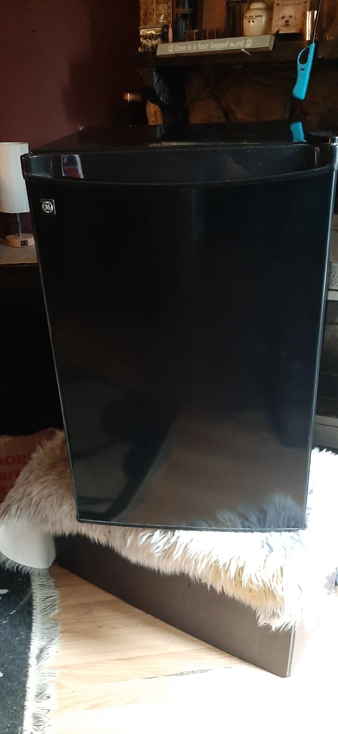 GE Black Mini Fridge READ DESCRIPTION ON SIZE