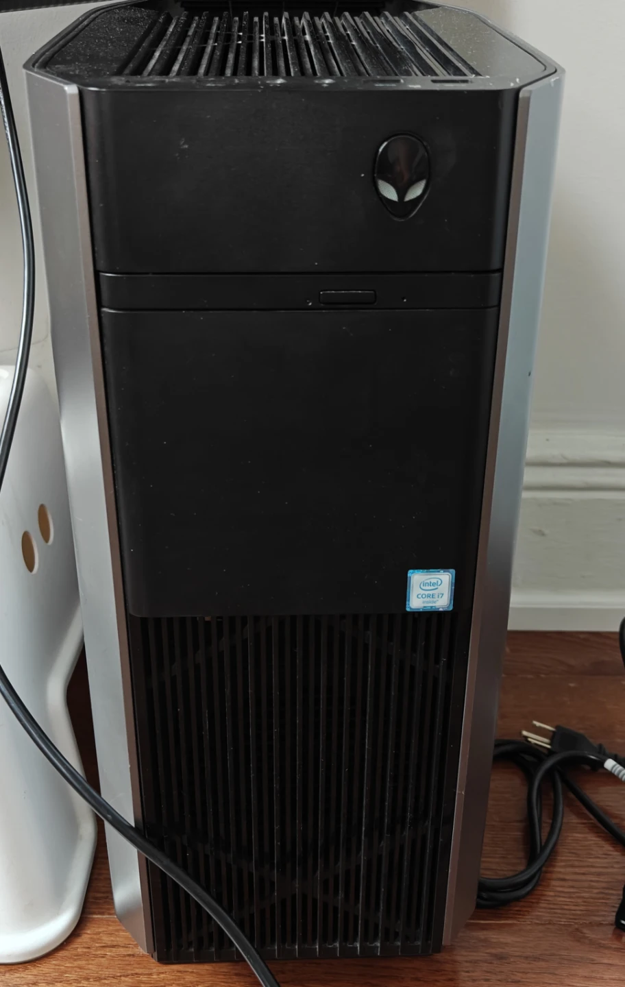Samsung computer monitors and humanoid desktop computers - photo 3