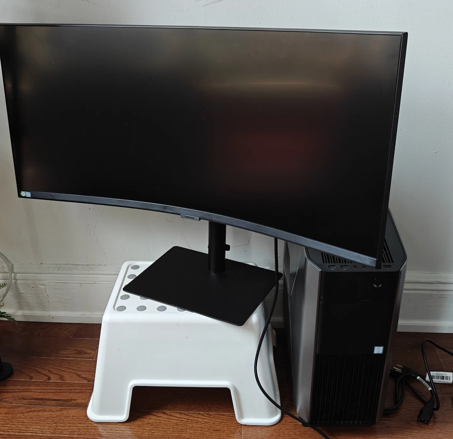 Samsung computer monitors and humanoid desktop computers - photo 4