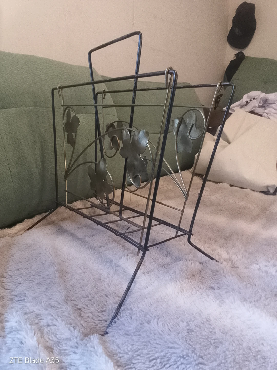 Vintage Metal Magazine Rack with Leaf Design - photo 3