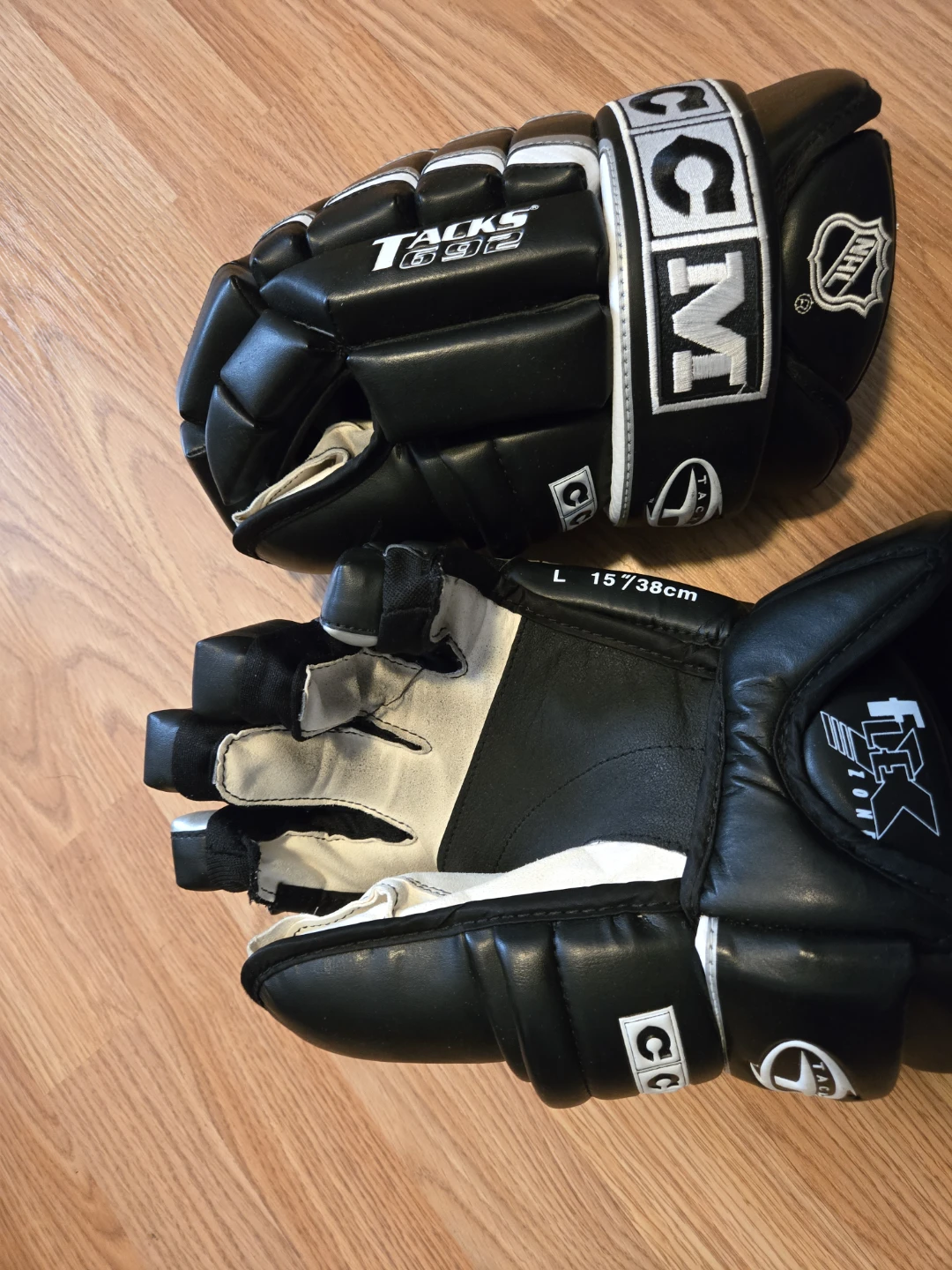 CCM Hockey Gear Bag with Shoulder Pads, Pants, and Gloves - photo 3
