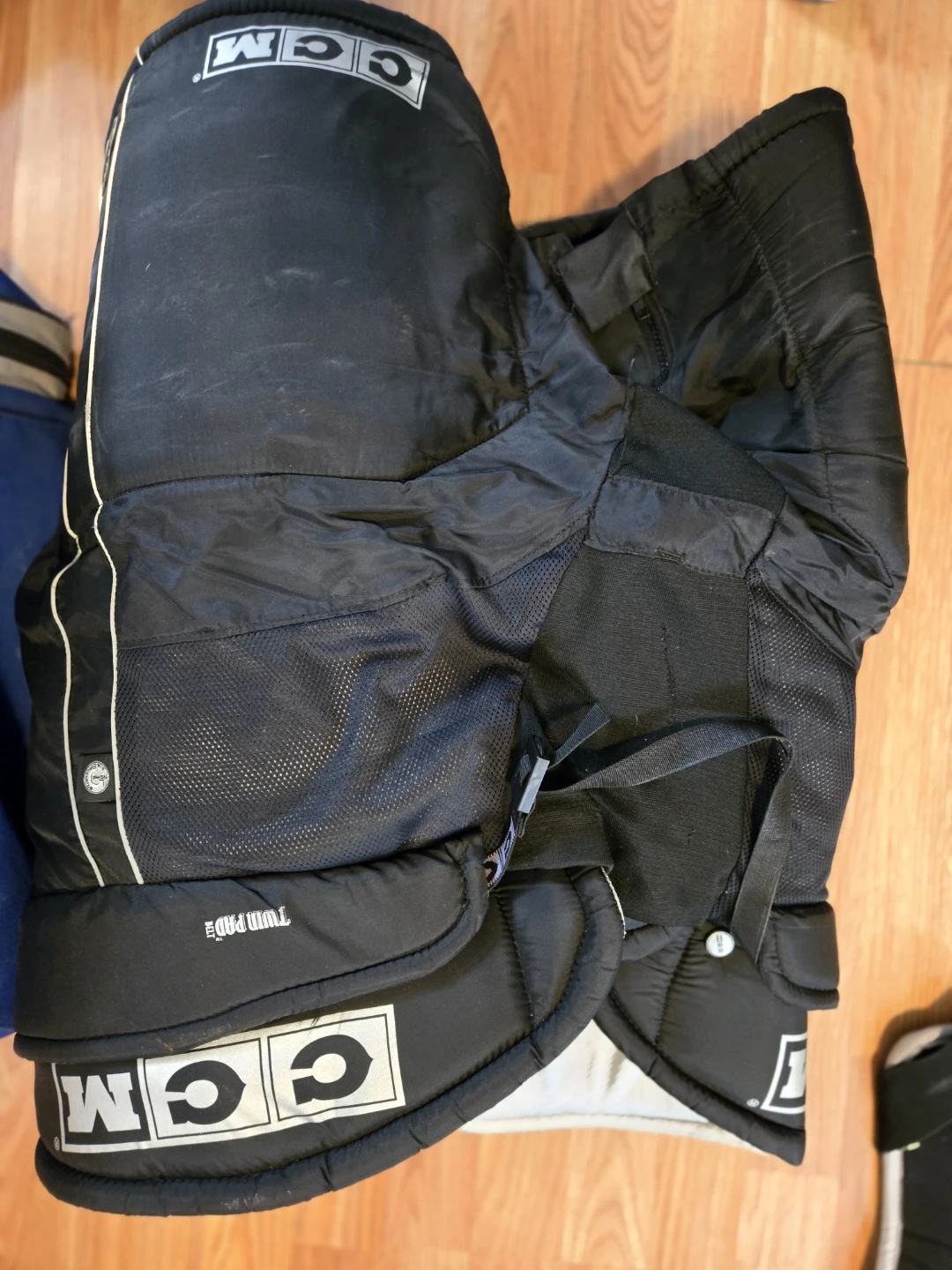 CCM Hockey Gear Bag with Shoulder Pads, Pants, and Gloves - photo 5