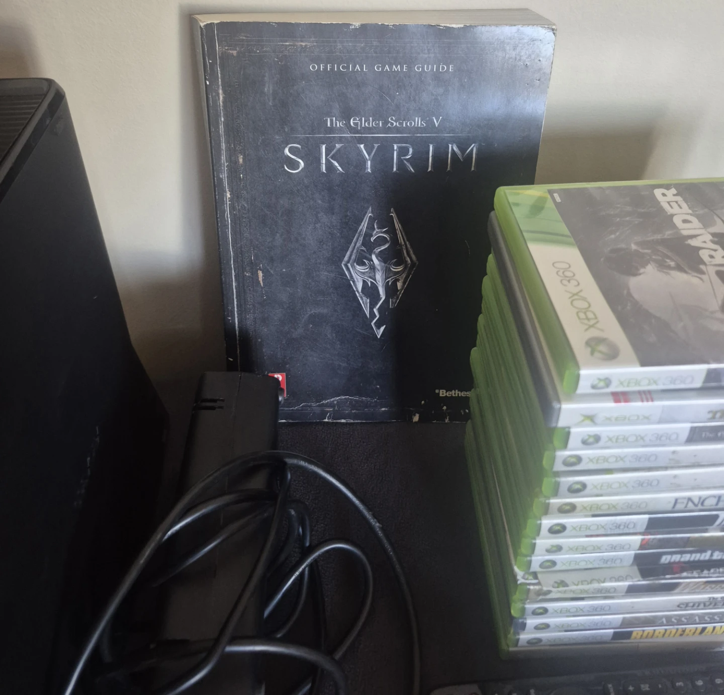 Xbox 360 Console Bundle with Games and skyrim book - photo 2