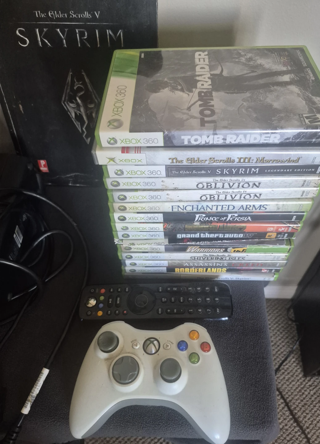 Xbox 360 Console Bundle with Games and skyrim book - photo 3