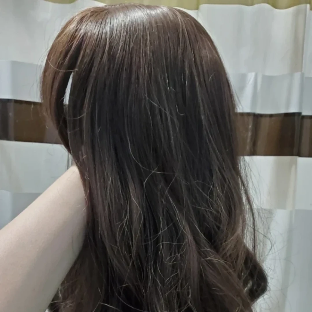 Medium-dark brown synthetic long wavy wig