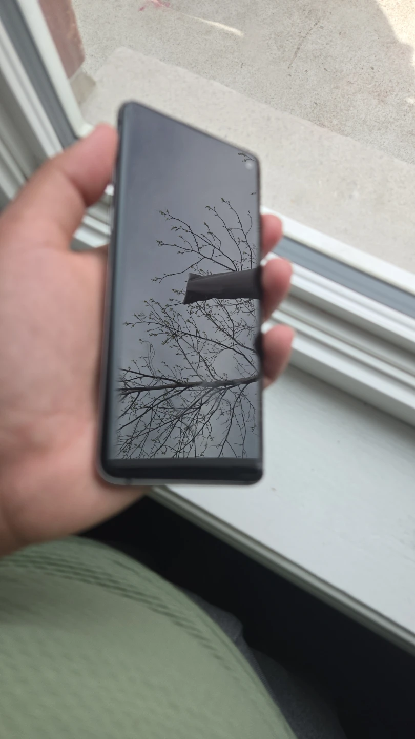Samsung Galaxy S10 with cracks and oled dot - photo 3