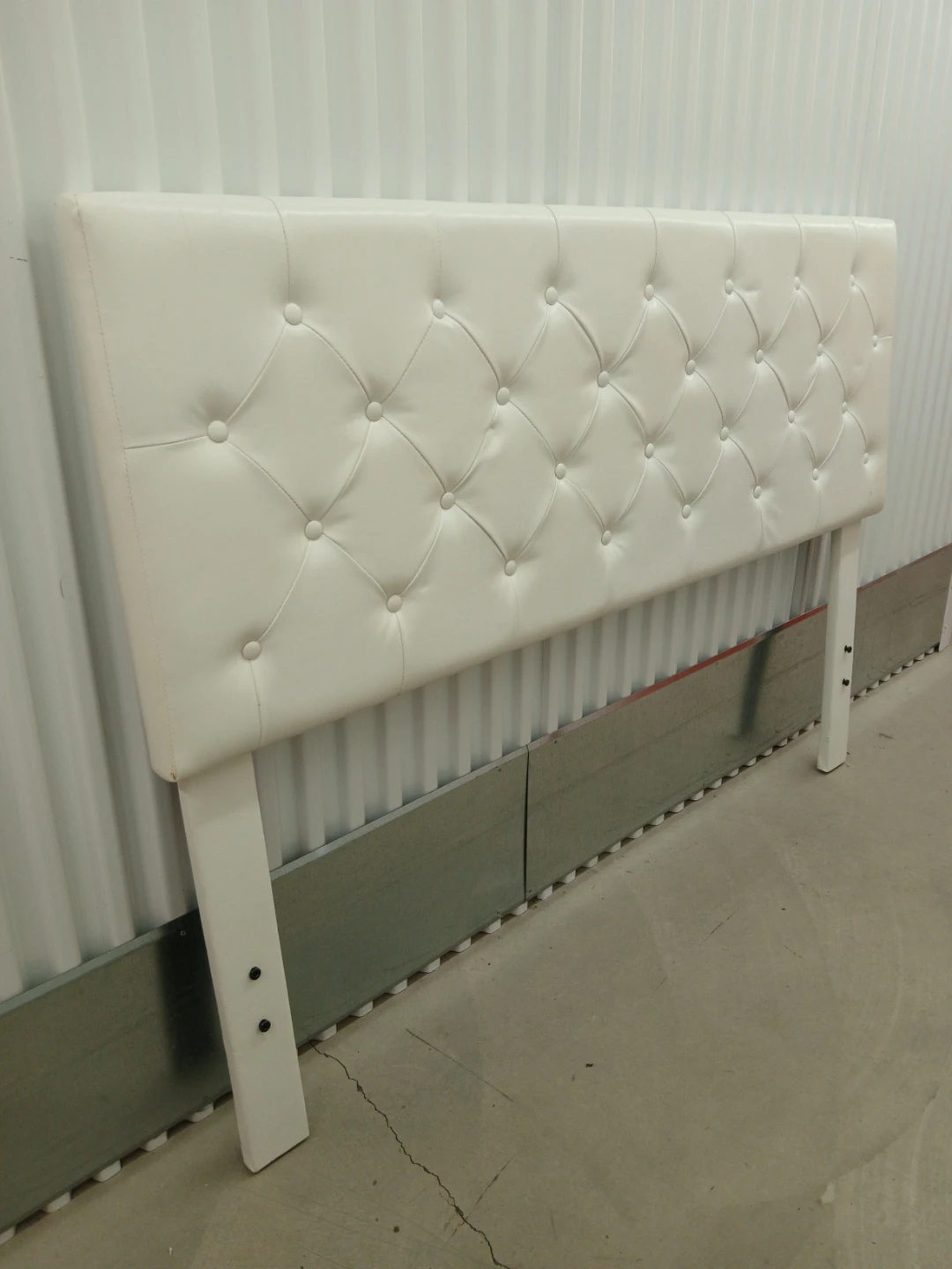 White Tufted Headboard queen - photo 3