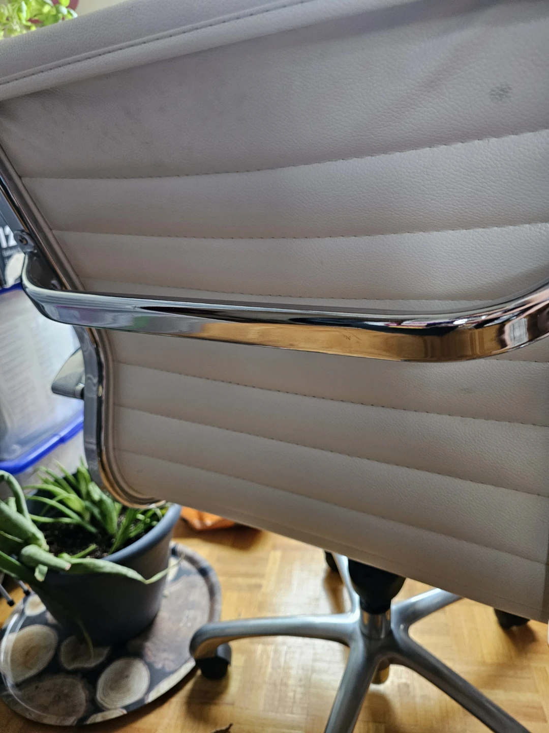 Moving sale white leather design office chair - photo 2