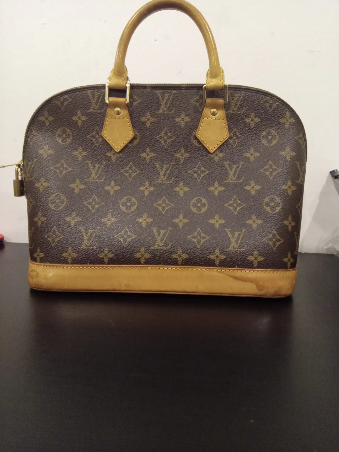 Louis Vuitton Alma Handbag - photo 3