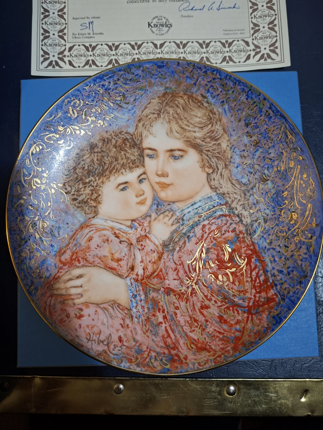 1985 Edna Hibel Mother's Day Plate 'Erica and Jamie'